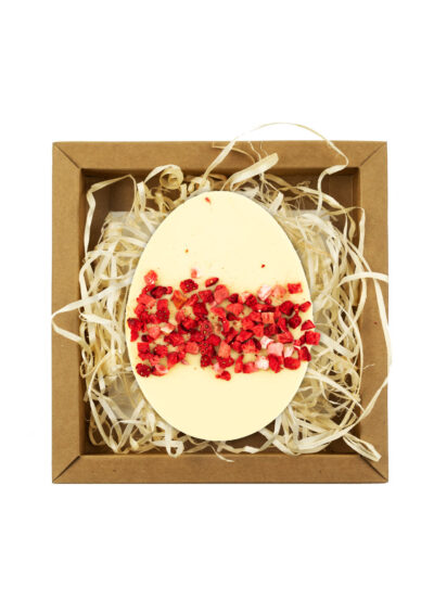 Jajko z czekolady białej z liofilizowanymi truskawkami.